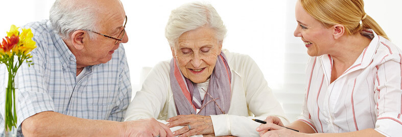Ältere Menschen bei einer Beratung -© Robert Kneschke, Fotolia.com